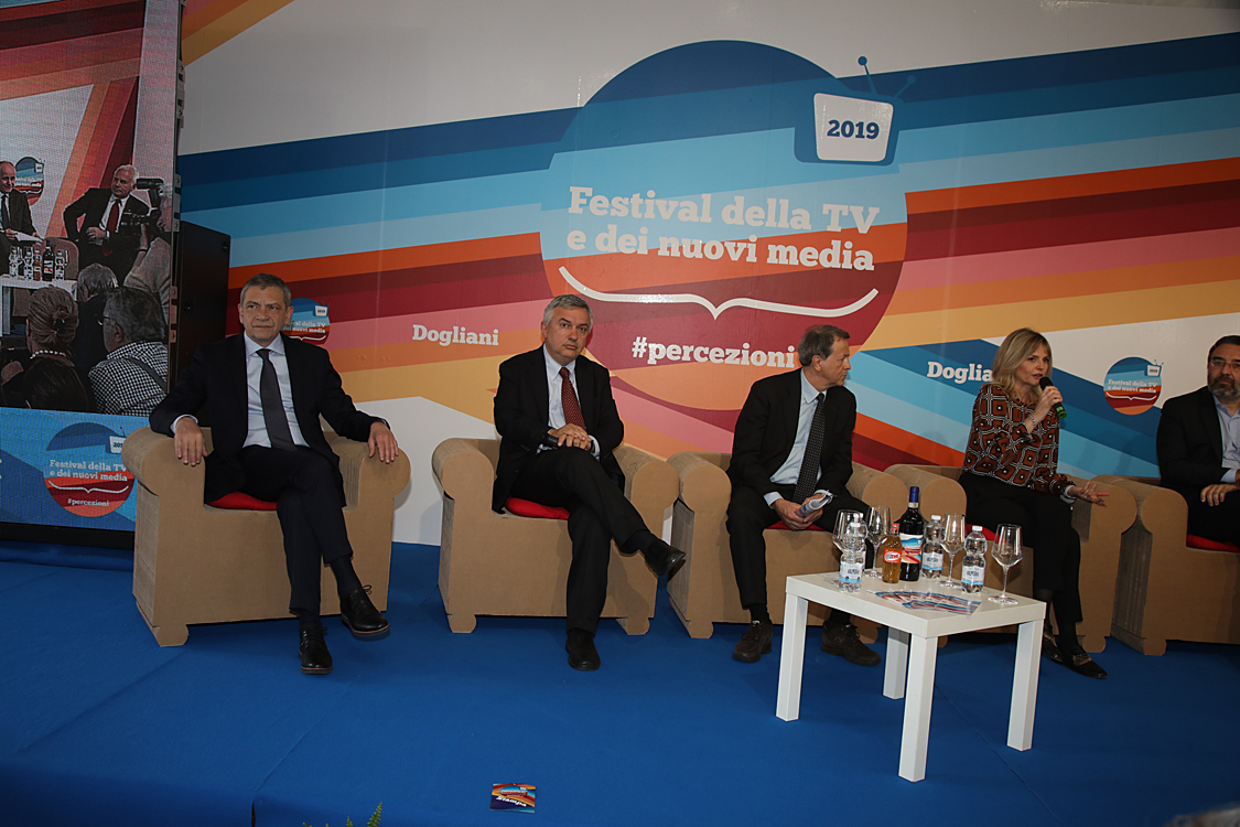 Festival della TV e dei Nuovi Media 2019_339.jpg - L'Europa è ancora nel nostro futuro? Il consueto incontro tra i direttori delle principali testate nazionali per discutere sull’Europa a tre settimane dal voto. Lucia Annunziata, Marco Damilano, Luciano Fontana, Maurizio Molinari, Fabio Tamburini, Mario Tarquinio, Carlo Verdelli  con Sarah Varetto